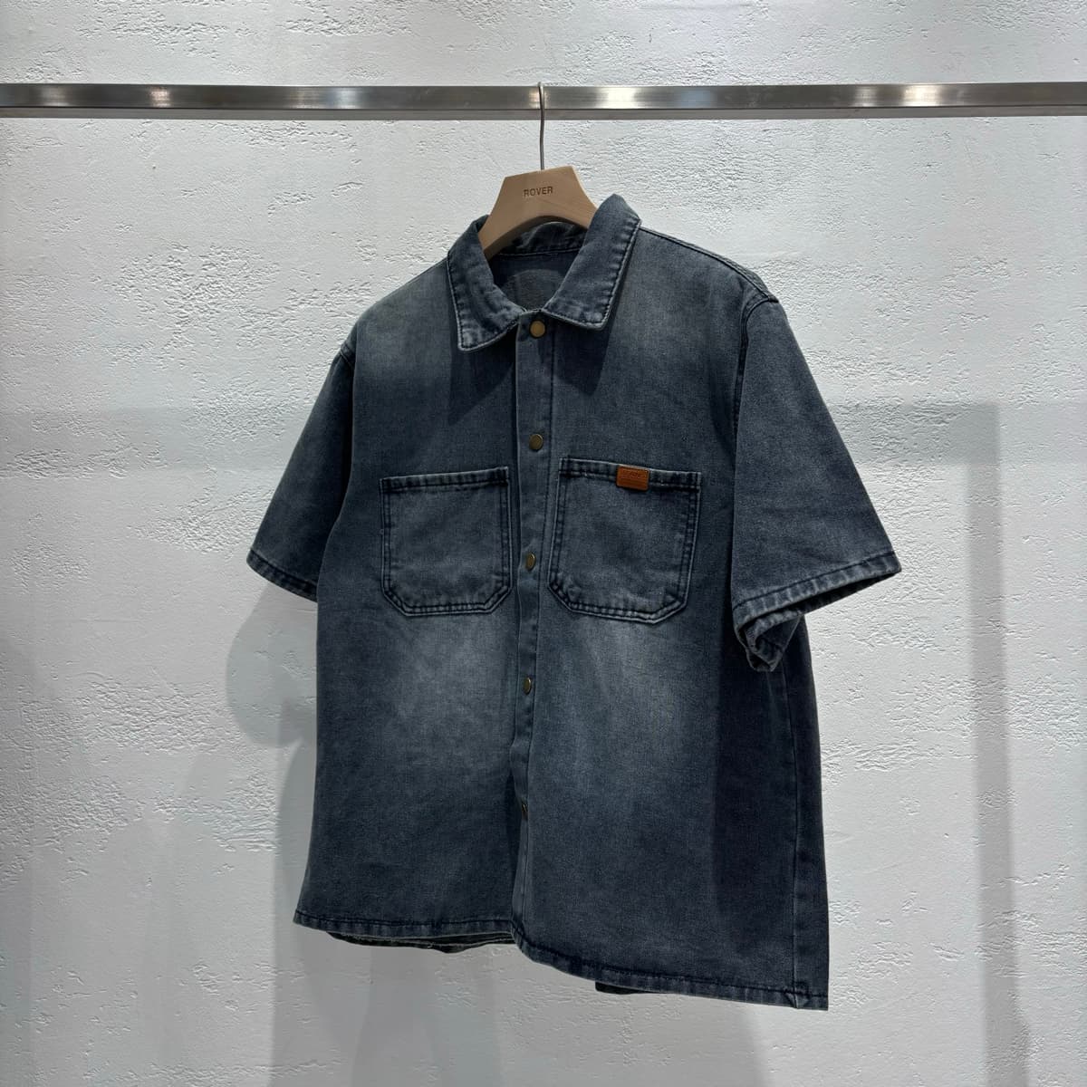 Patch denim washed short-sleeve shirt - 이미지 5
