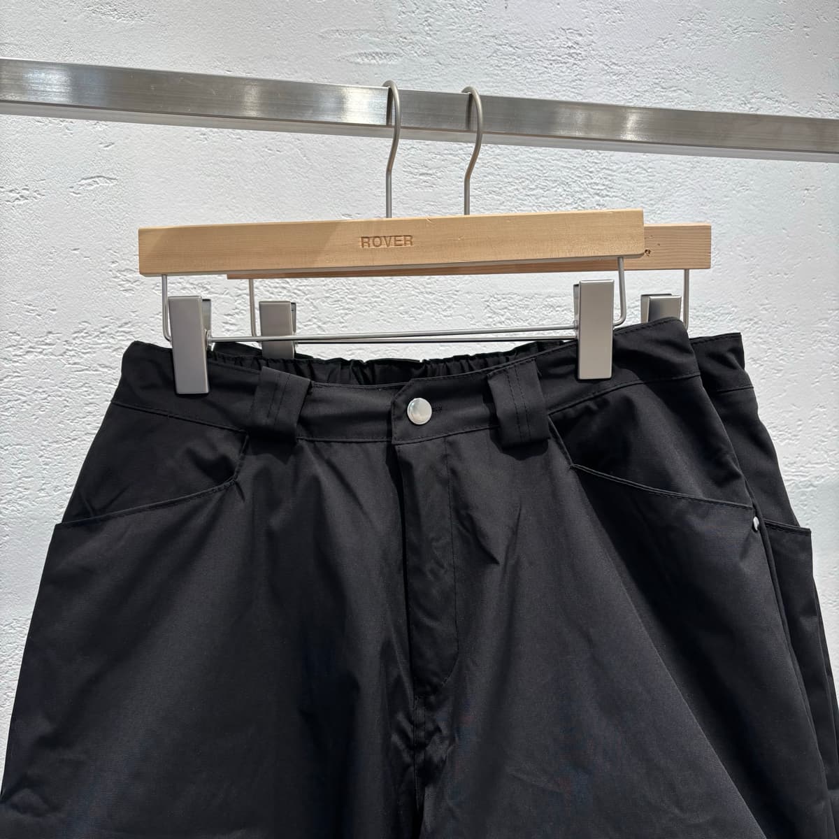 Cutout Carpenter Rivet Bermuda Pants - 이미지 2