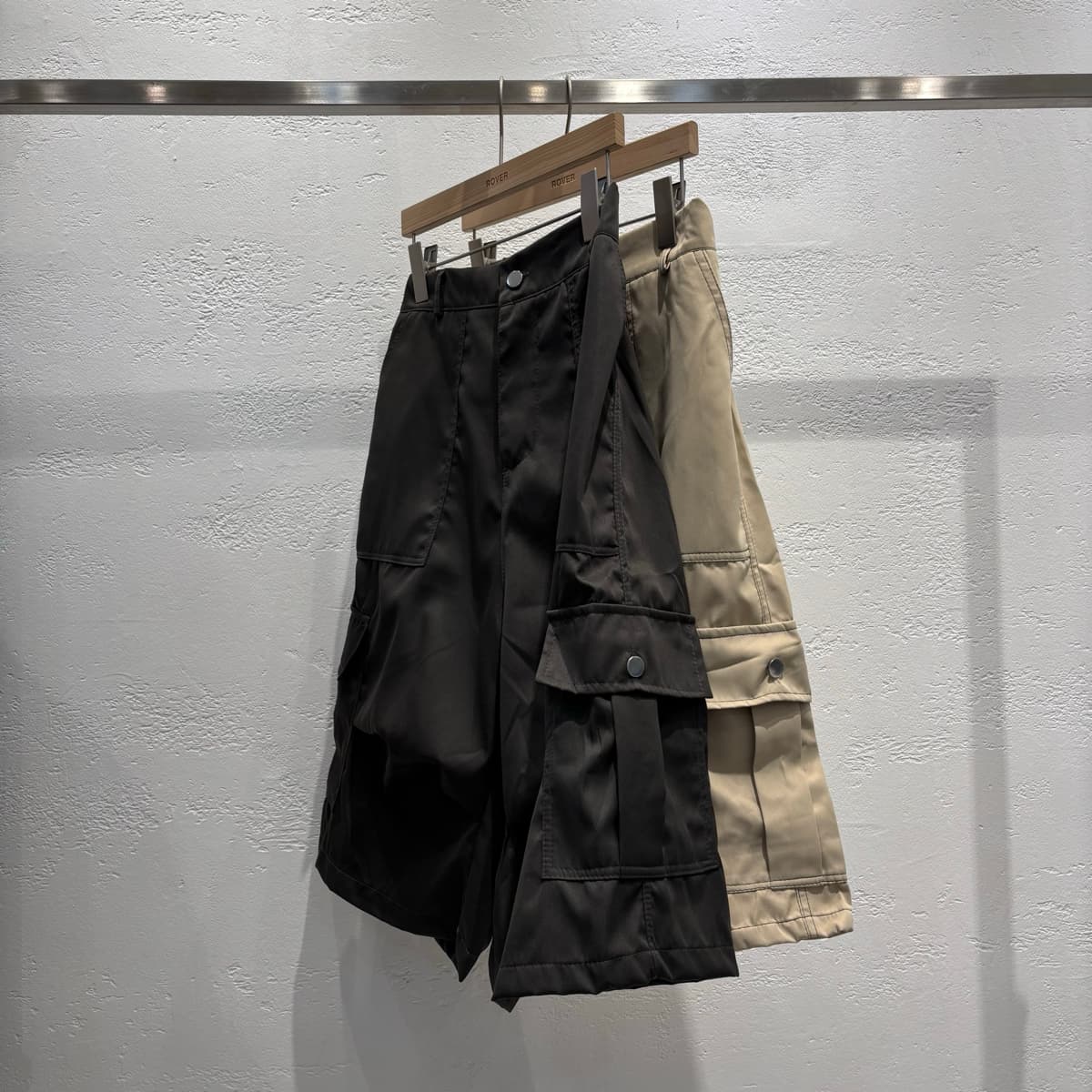 Asymmetrical Cargo Elastic Bermuda Pants - 이미지 4