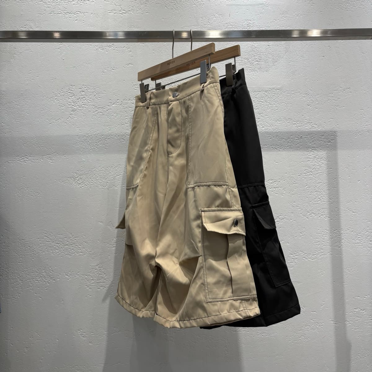 Asymmetrical Cargo Elastic Bermuda Pants - 이미지 1