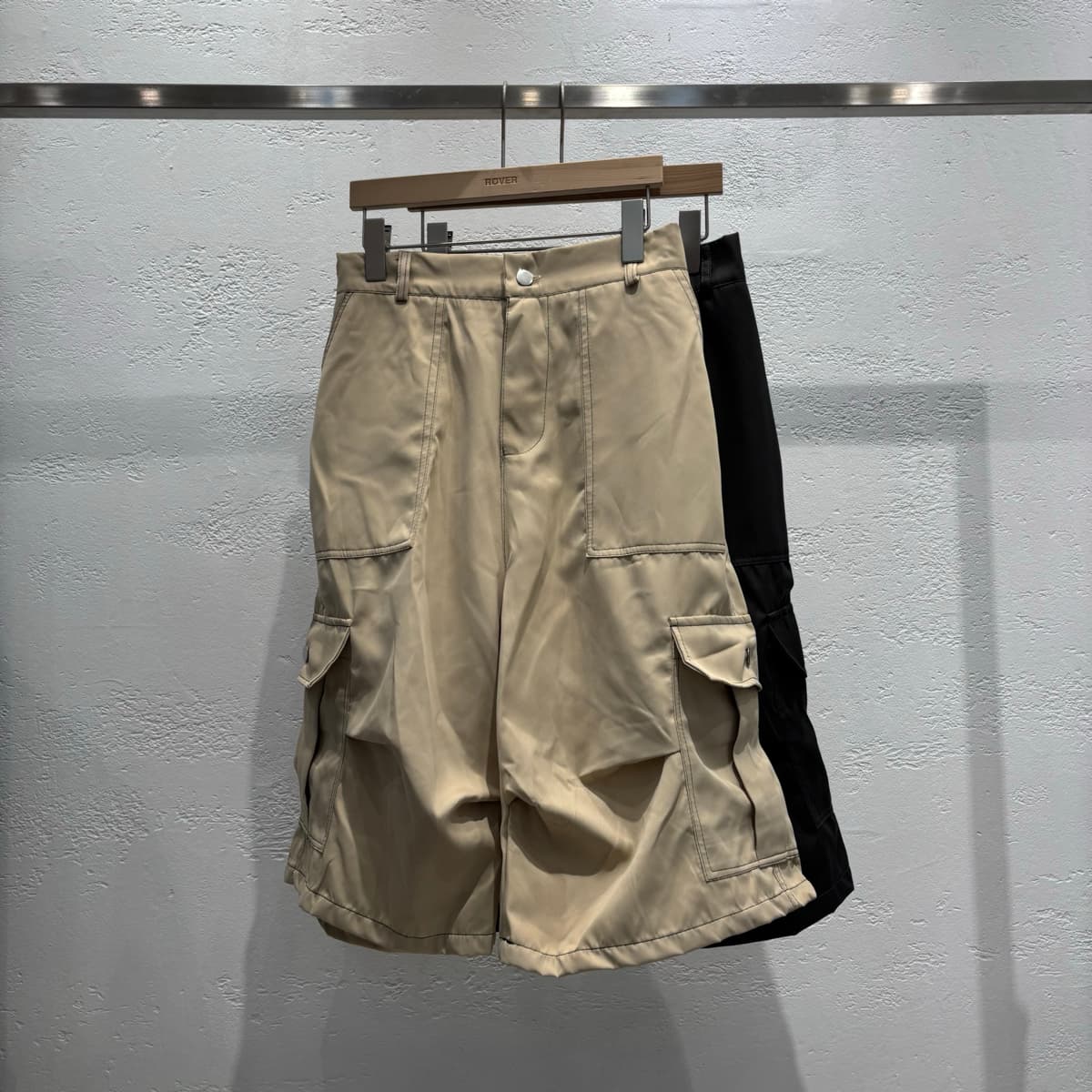 Asymmetrical Cargo Elastic Bermuda Pants - 이미지 2