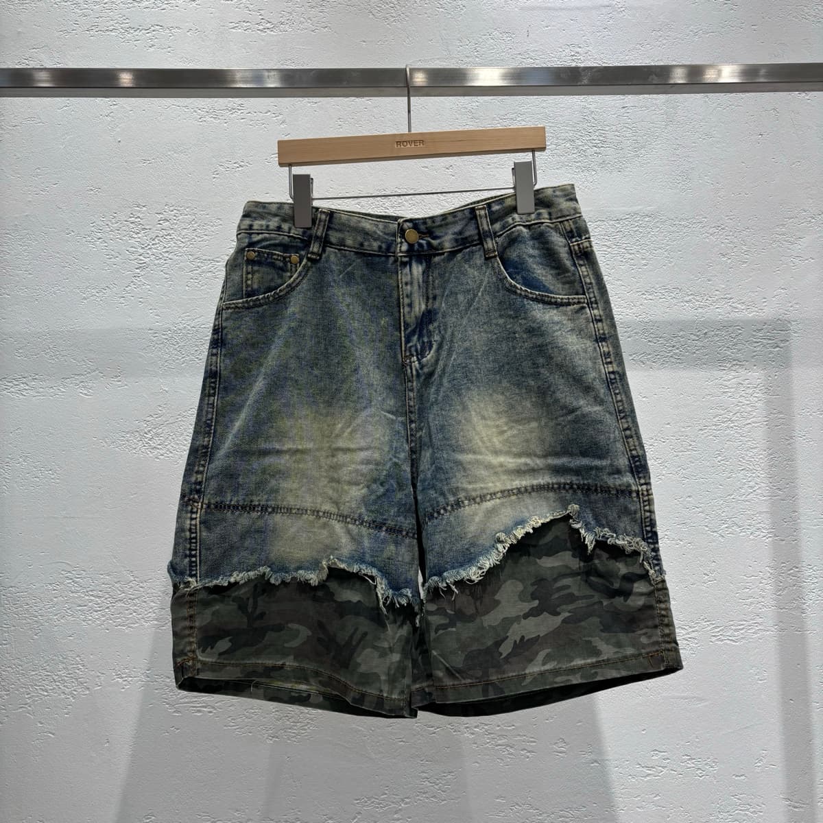 Layered Camo Denim Bermuda Pants - 이미지 3
