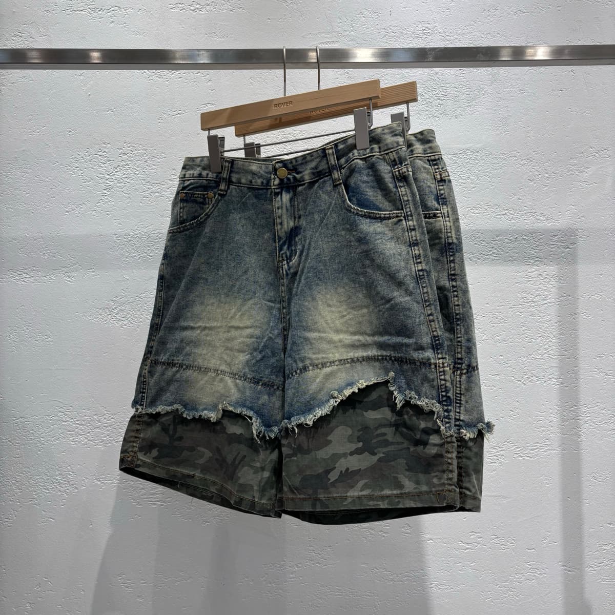 Layered Camo Denim Bermuda Pants - 이미지 2