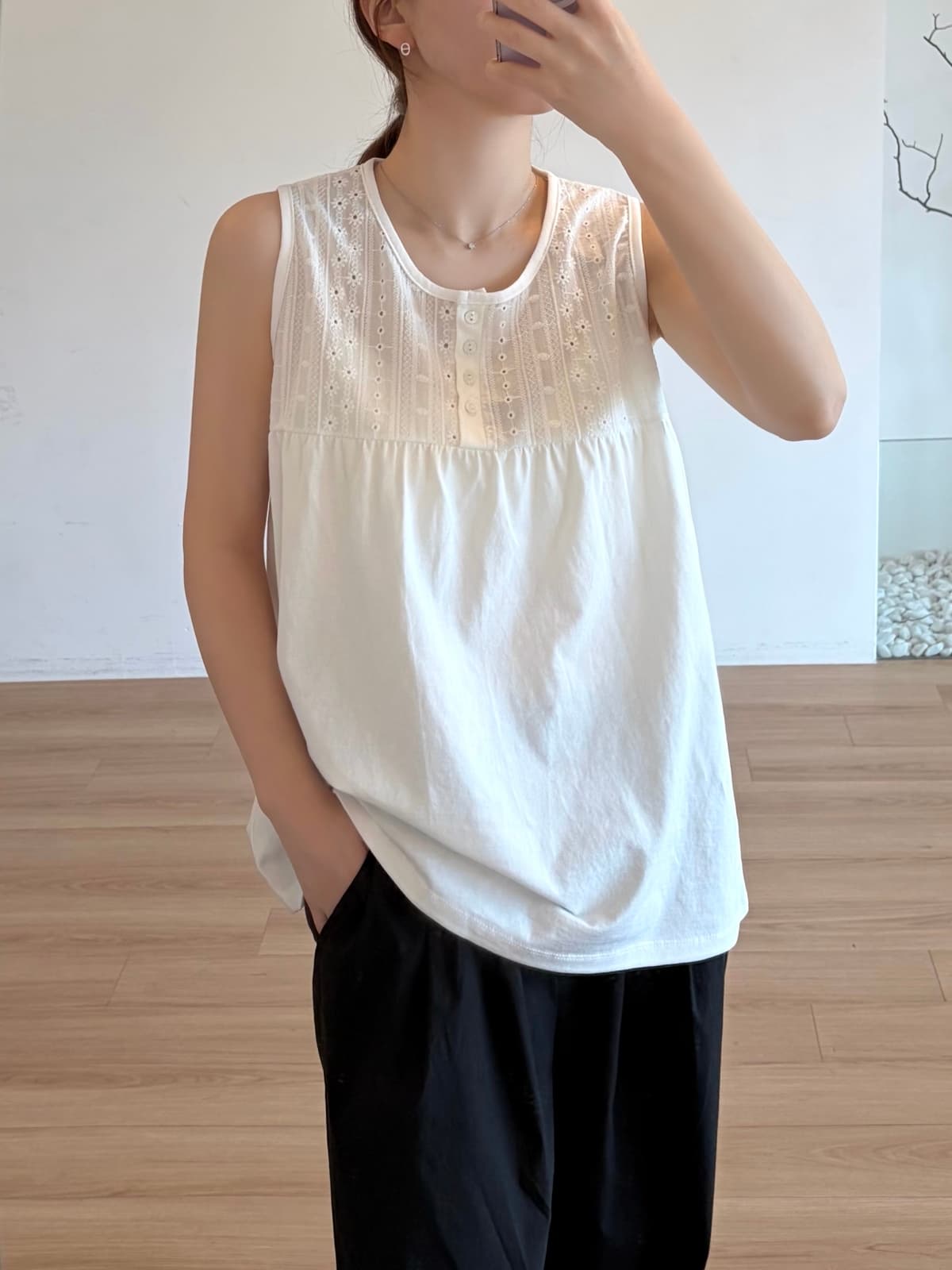 Lace color-block sleeveless top - 이미지 5