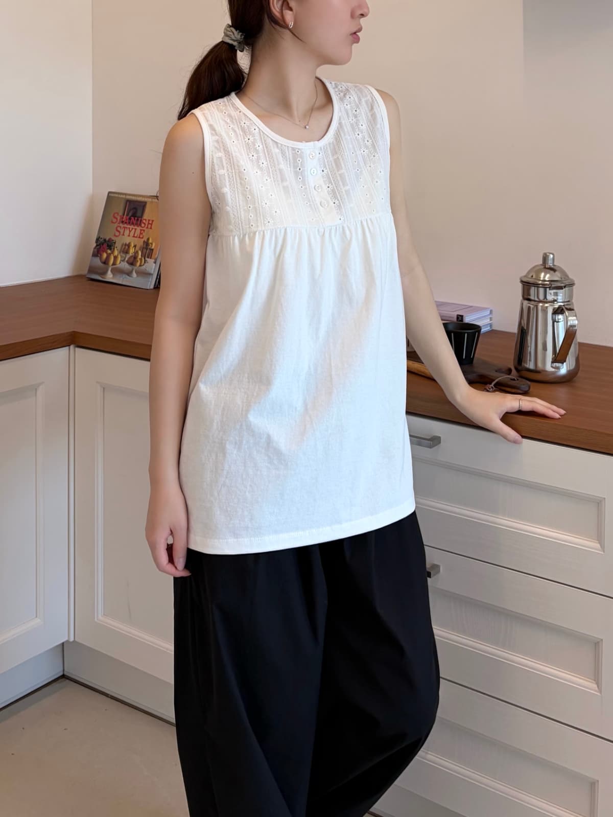 Lace color-block sleeveless top - 이미지 8