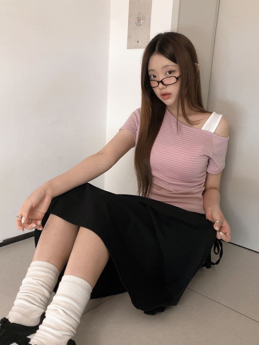 One-shoulder striped color-block short sleeve - 이미지 3