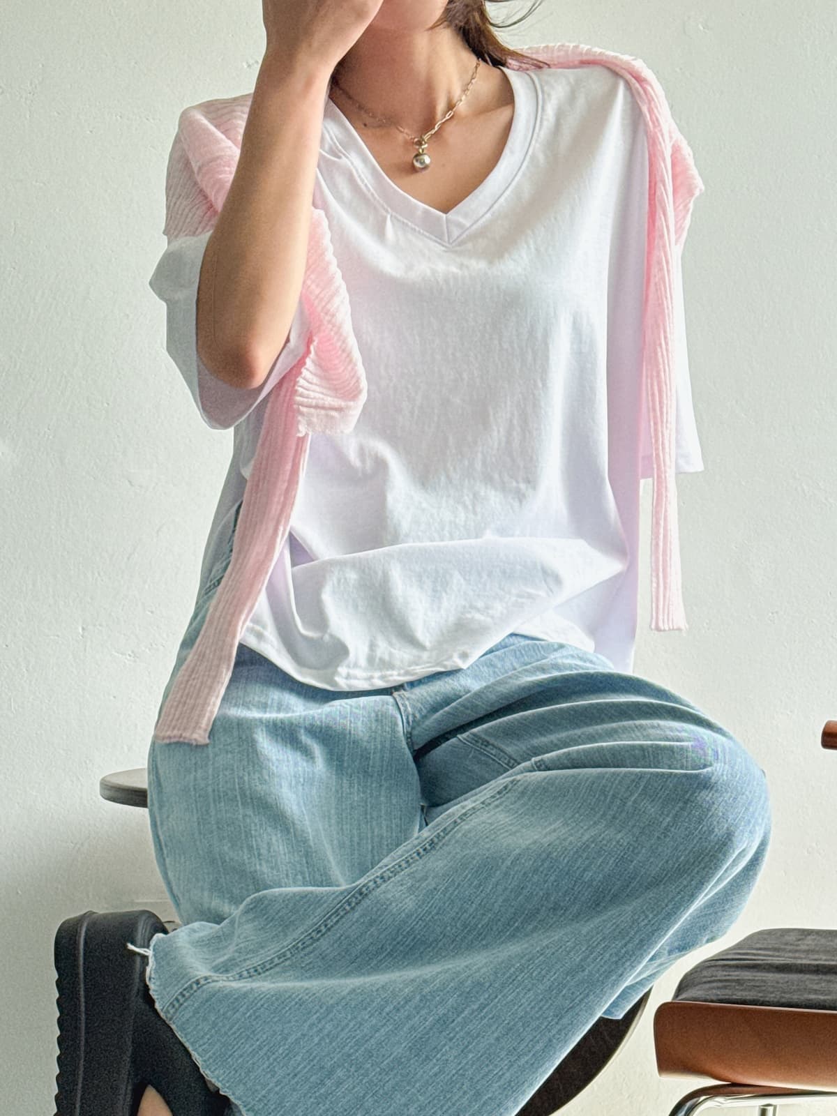 delicate V-neck - 이미지 11