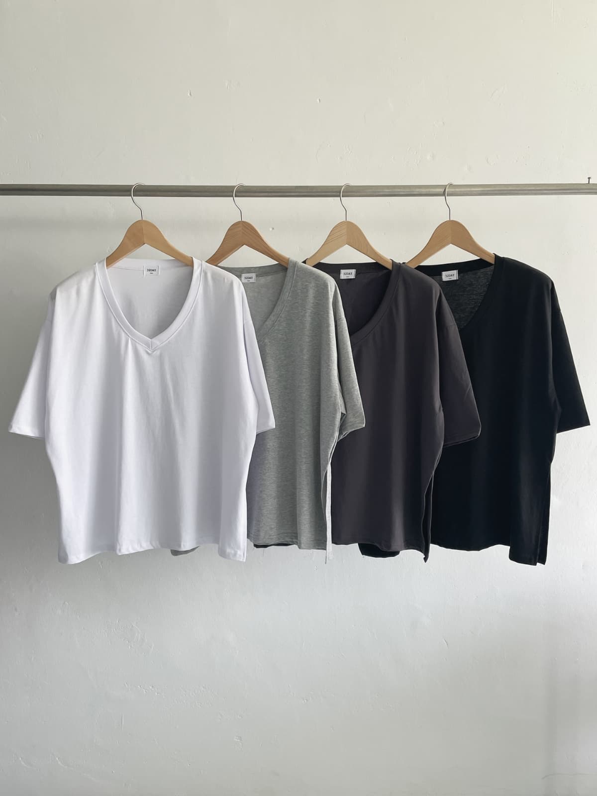 delicate V-neck - 이미지 17