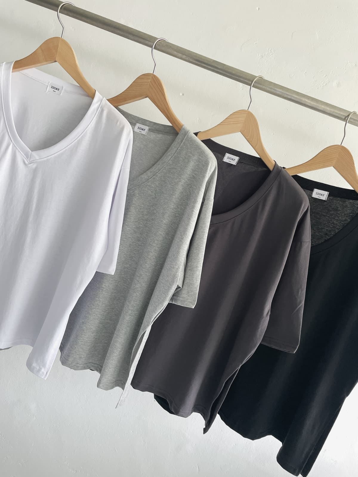 delicate V-neck - 이미지 16