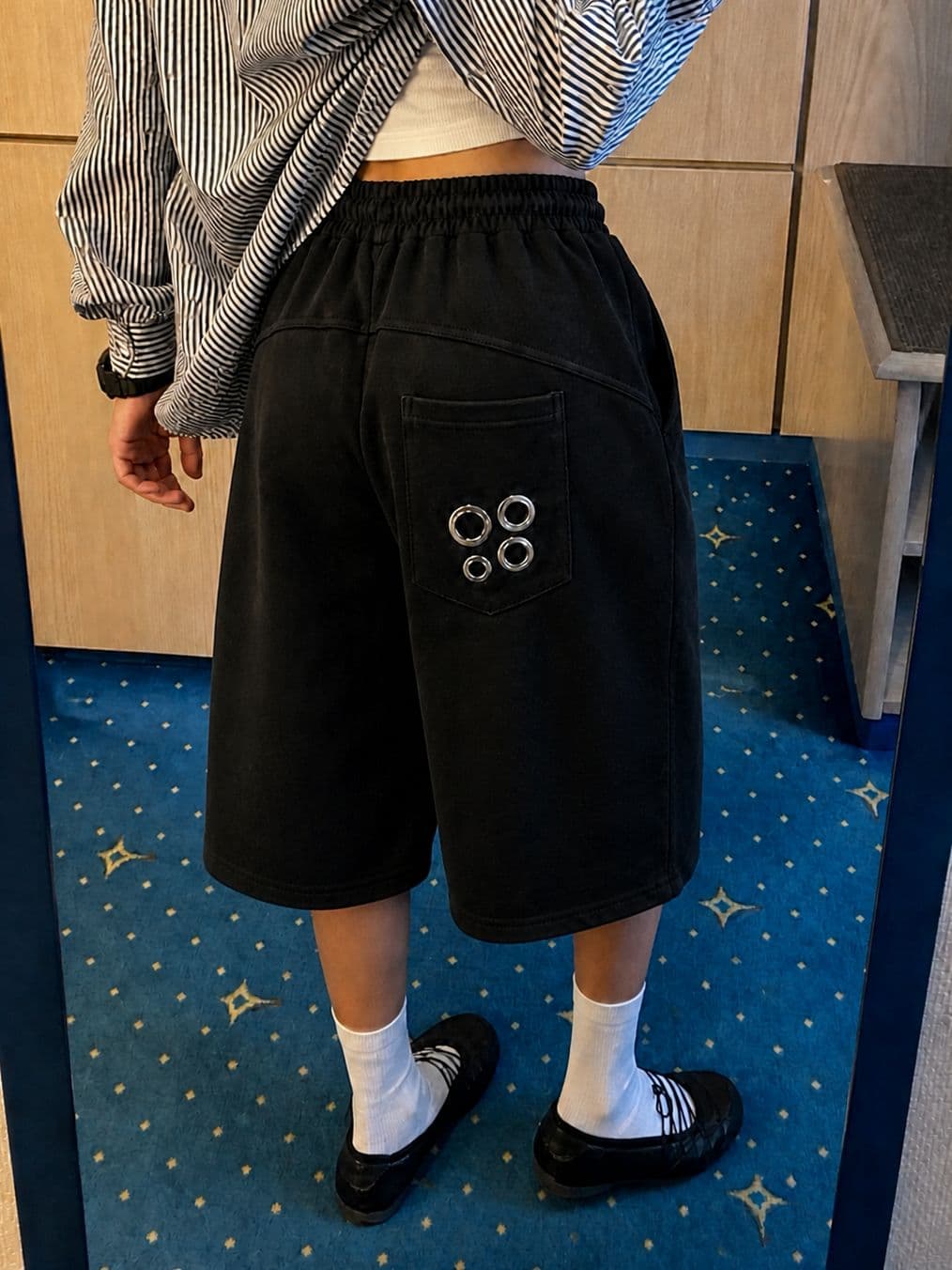 Keyring Cut-out Back Pocket Eyelet Bermuda Shorts - 3/4 Length Wide Shorts Unisex New Arrival - 이미지 2