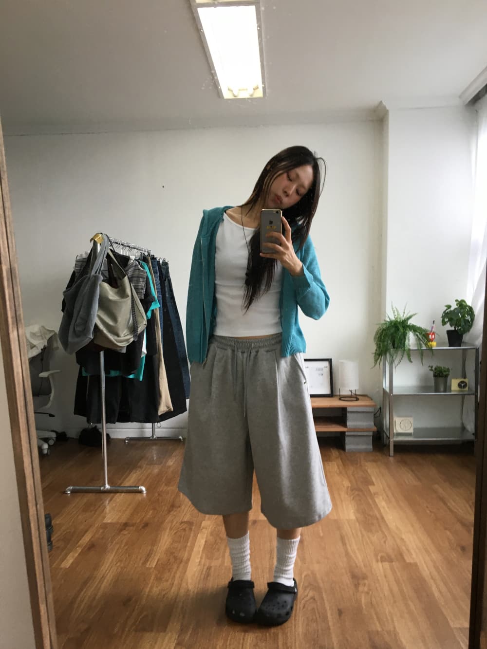 Keyring Loop Cut-out Bermuda Shorts Pocket Eyelet Wide Shorts Unisex Made in Korea - 이미지 2