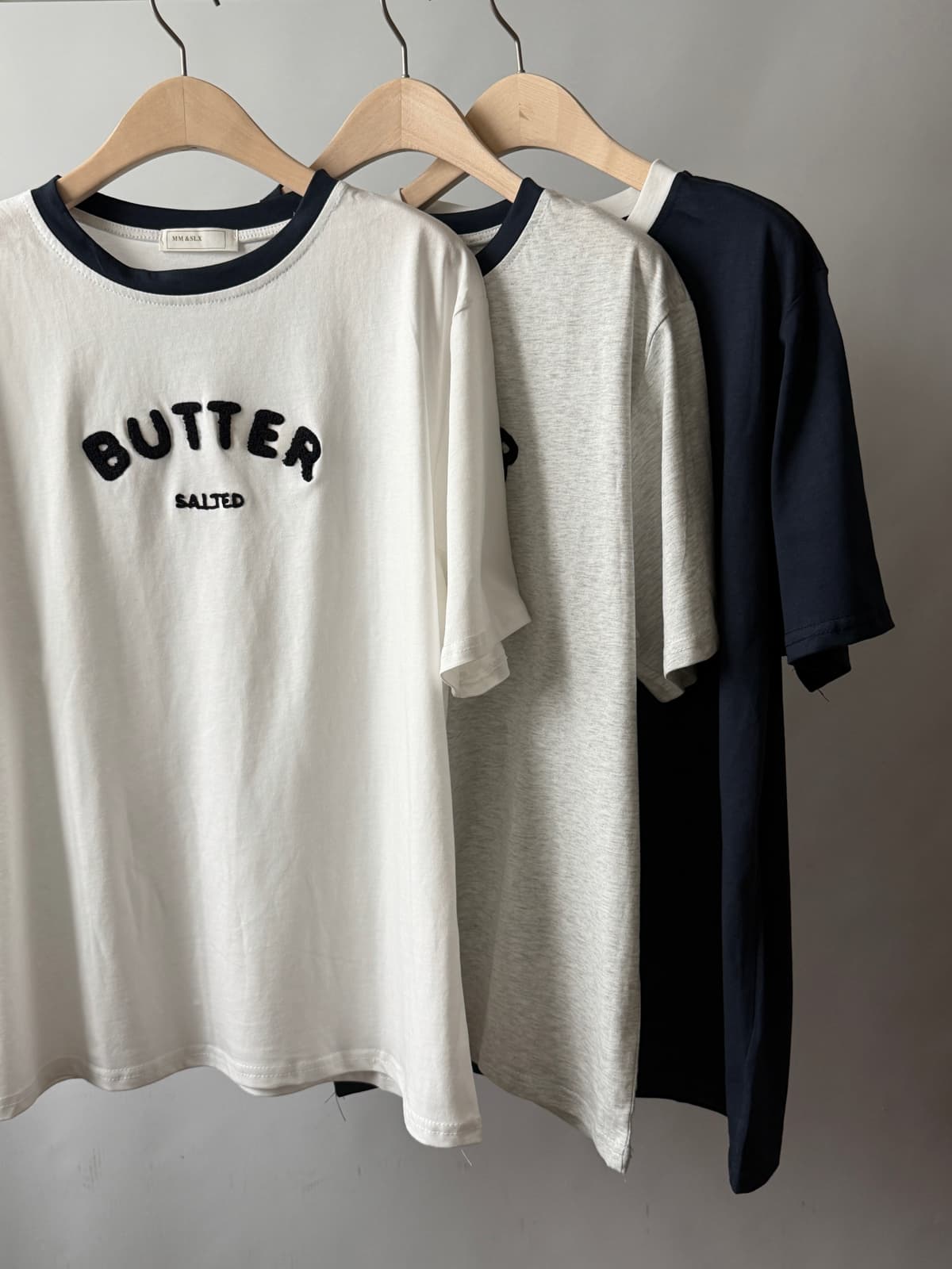 Butter T-shirt) Lettering Color Block Round Short Sleeve T-shirt - 이미지 20