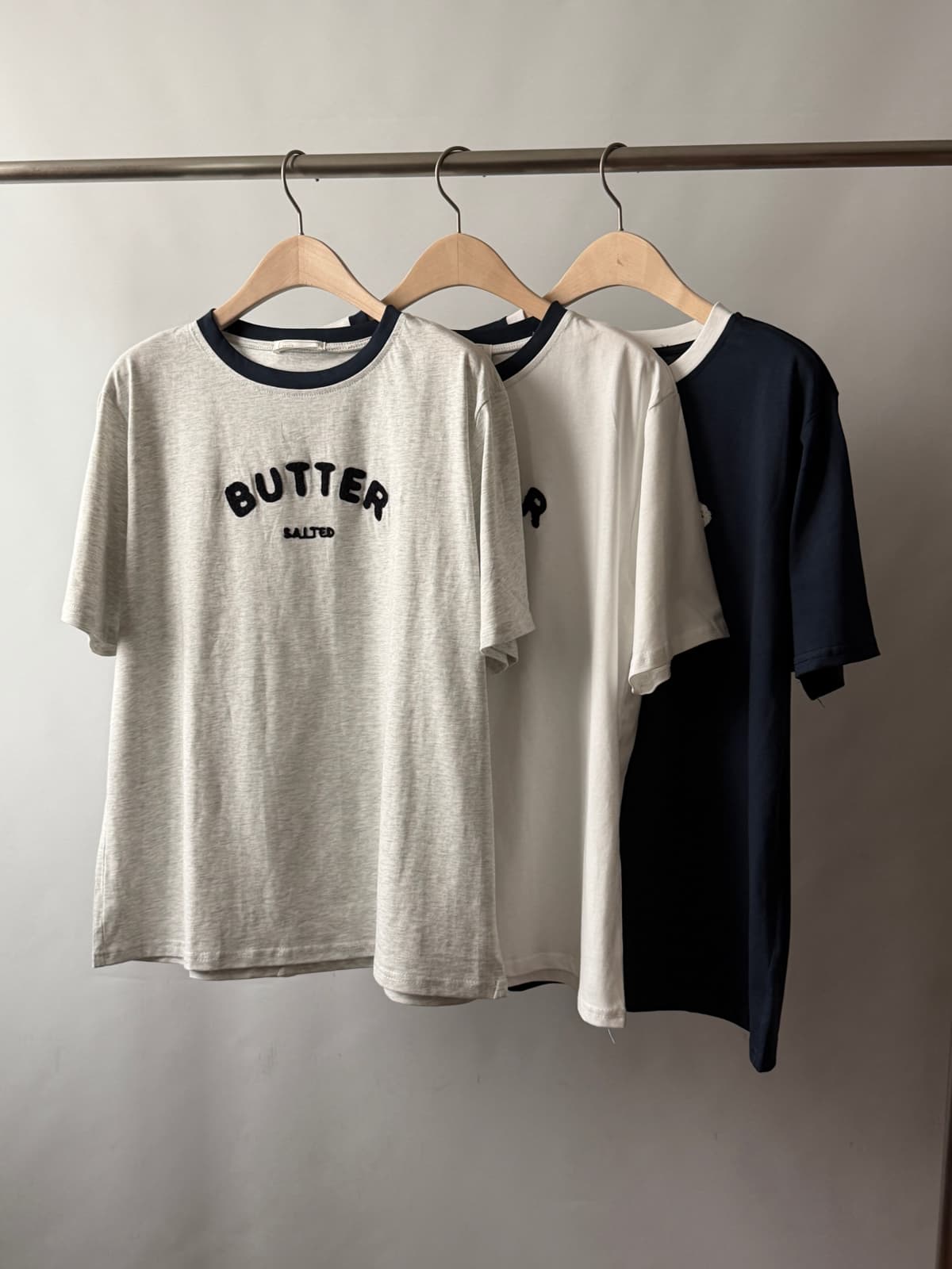 Butter T-shirt) Lettering Color Block Round Short Sleeve T-shirt - 이미지 19