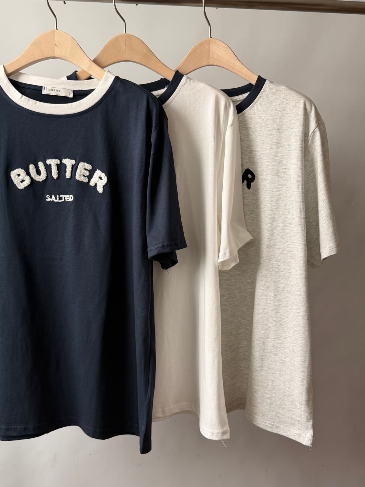 Butter T-shirt) Lettering Color Block Round Short Sleeve T-shirt - 이미지 18