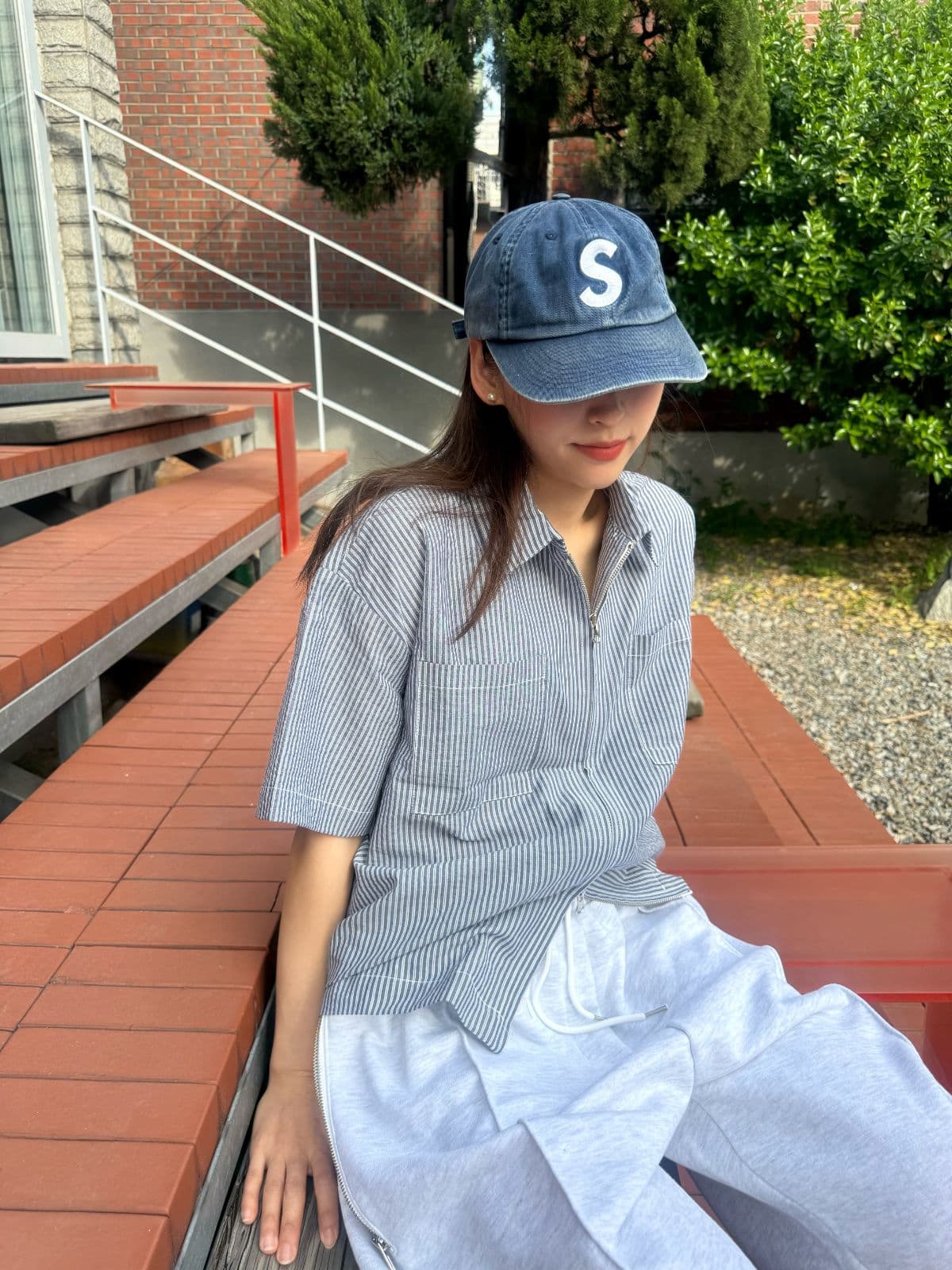 Striped cropped short-sleeve zip-up shirt - 이미지 5