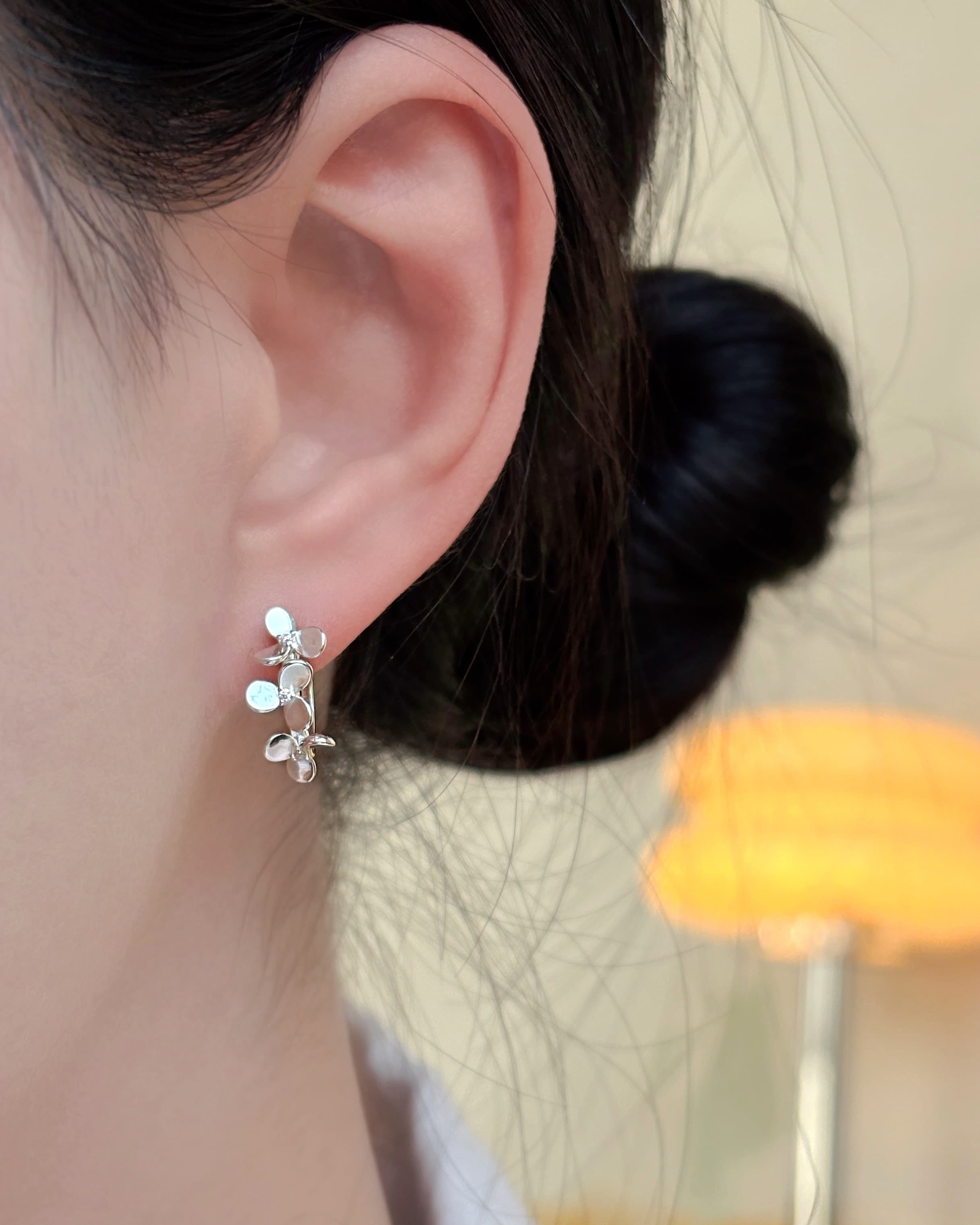 Silver 925 Flower One-Touch Ring Earrings Glamorous Silver Accent Earrings - 이미지 1