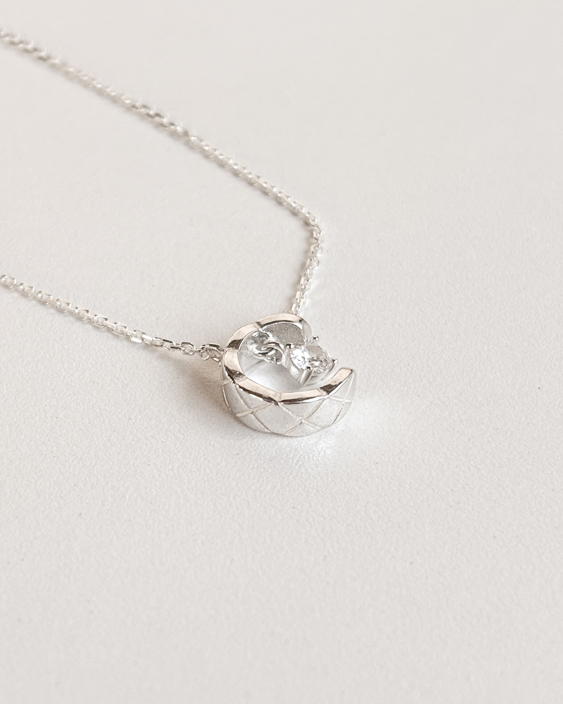Silver 925 Quilted Pendant Crescent Cubic Necklace Embossed Silver Necklace - 이미지 1