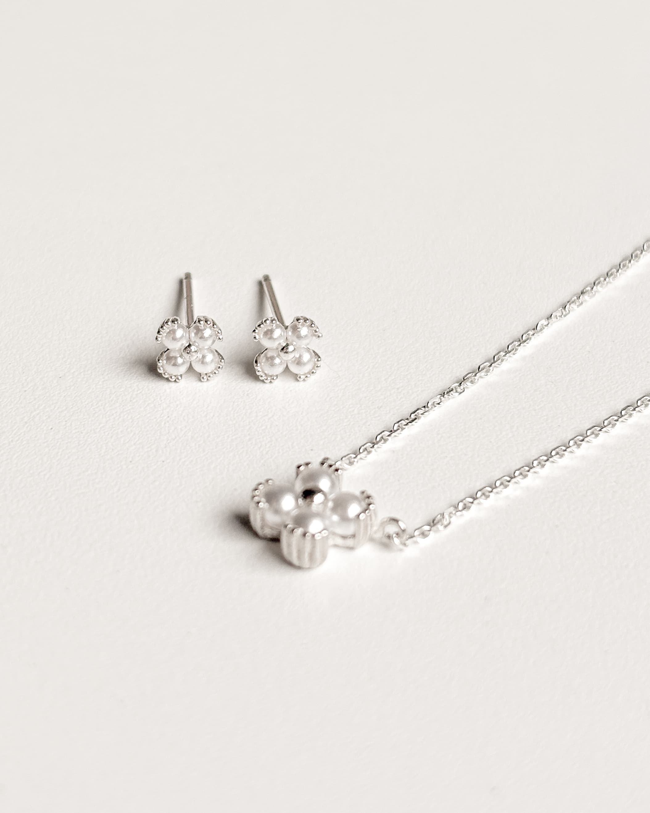 Silver 925 Mini Pearl Clover Pendant Earrings - 이미지 3