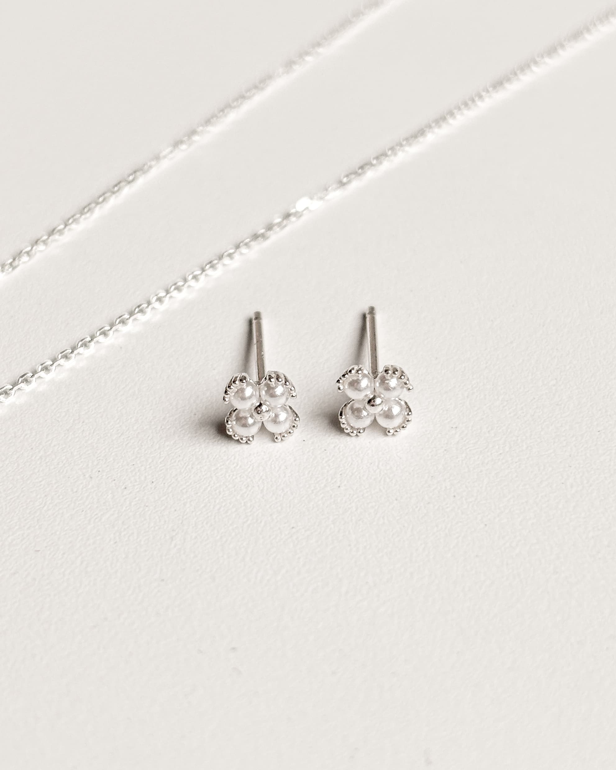 Silver 925 Mini Pearl Clover Pendant Earrings - 이미지 4