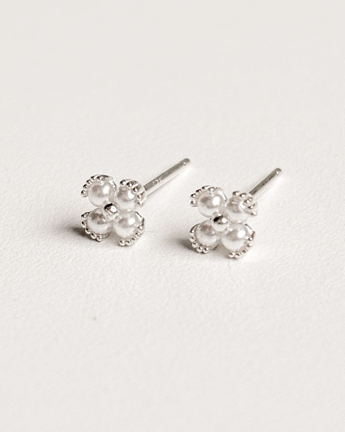 Silver 925 Mini Pearl Clover Pendant Earrings - 이미지 1