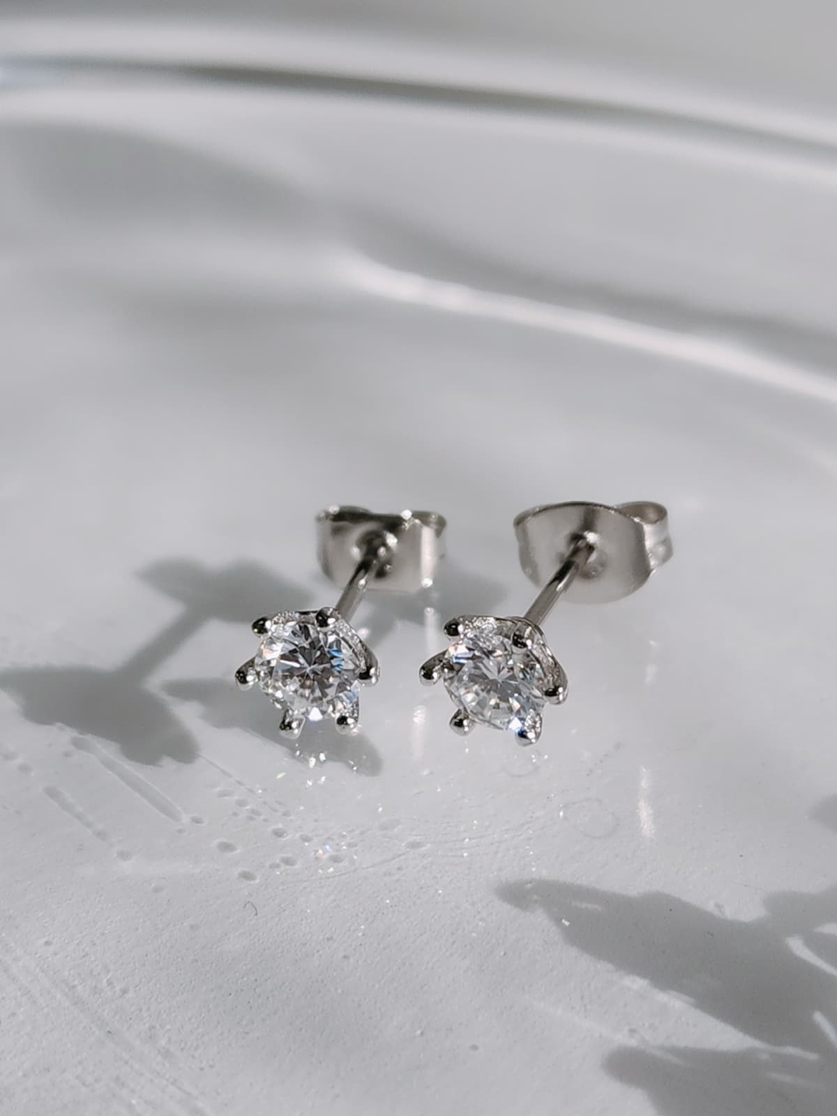GRA Moissanite Diamond Surgical Steel 6-Prong Earrings - 이미지 6