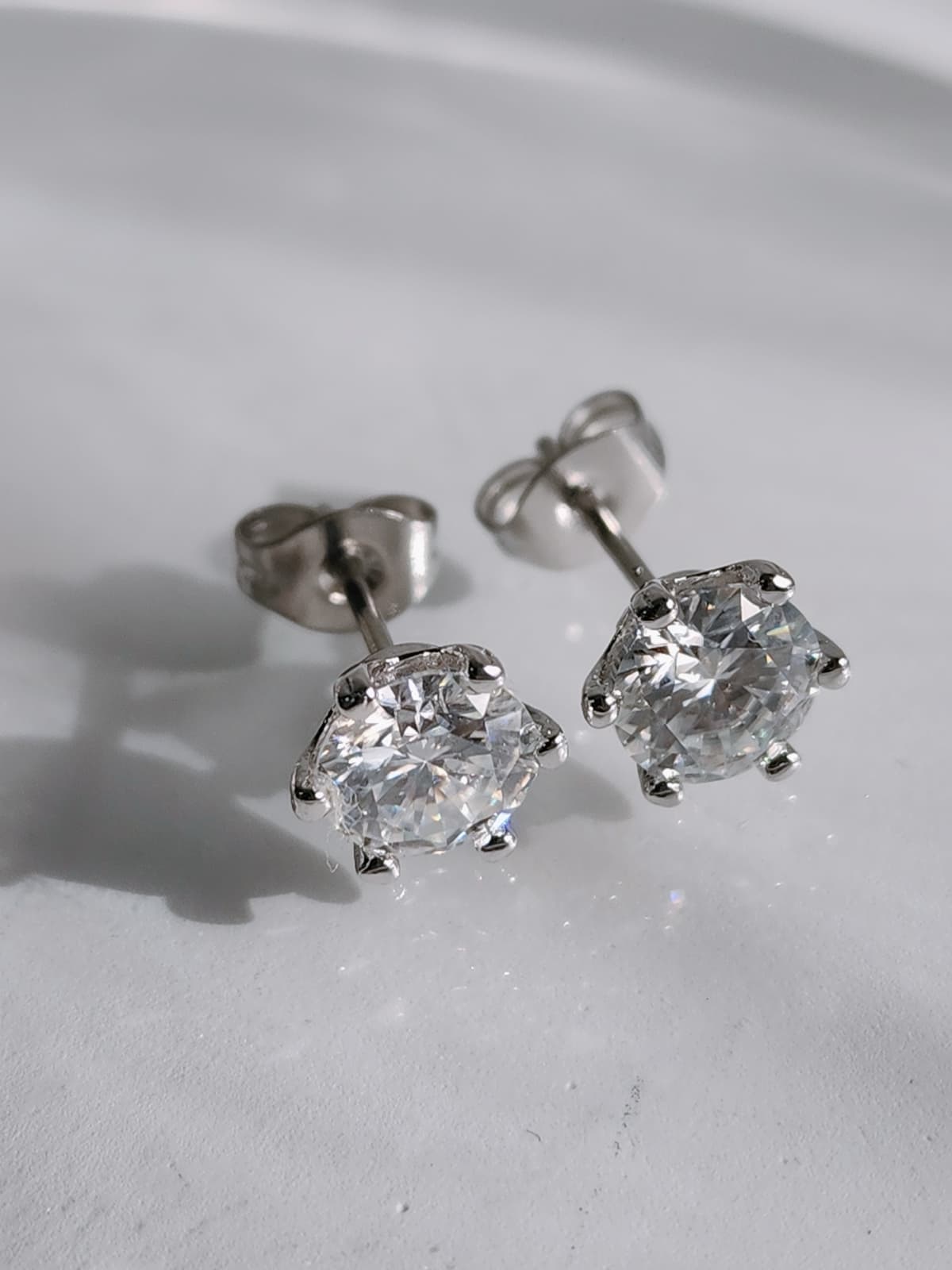 GRA Moissanite Diamond Surgical Steel 6-Prong Earrings - 이미지 4