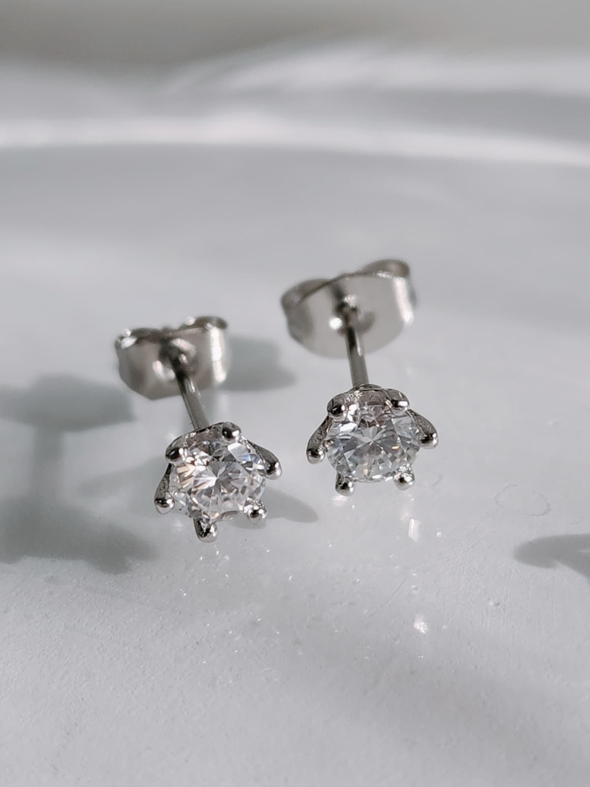 GRA Moissanite Diamond Surgical Steel 6-Prong Earrings - 이미지 5