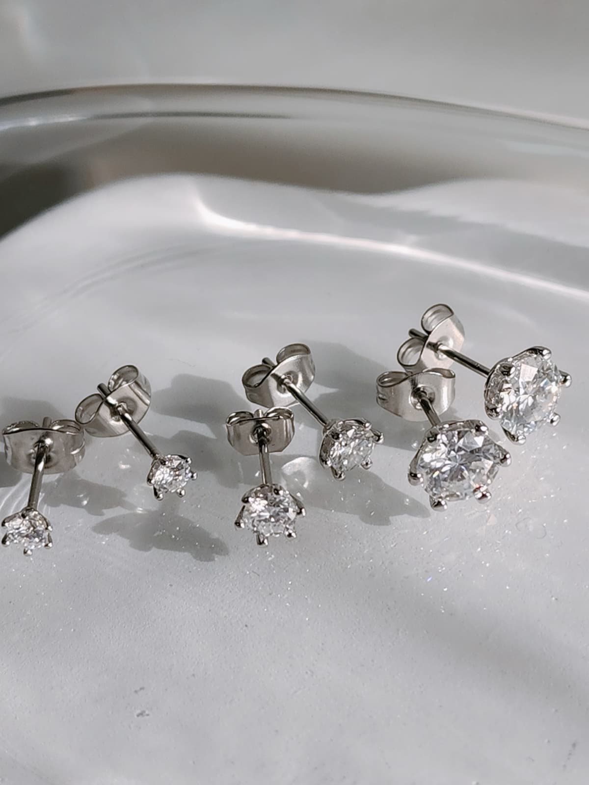 GRA Moissanite Diamond Surgical Steel 6-Prong Earrings - 이미지 1
