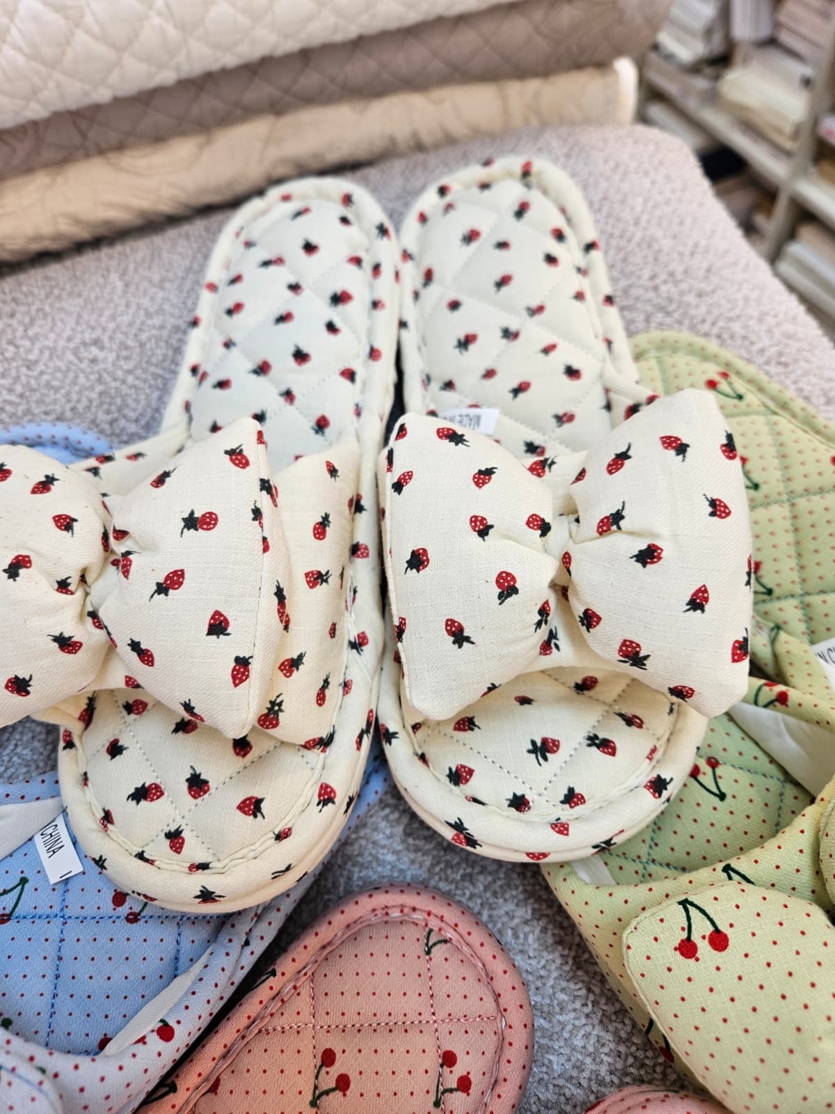 Triple Dot Ribbon Quilted Indoor Cotton Slippers - 이미지 9