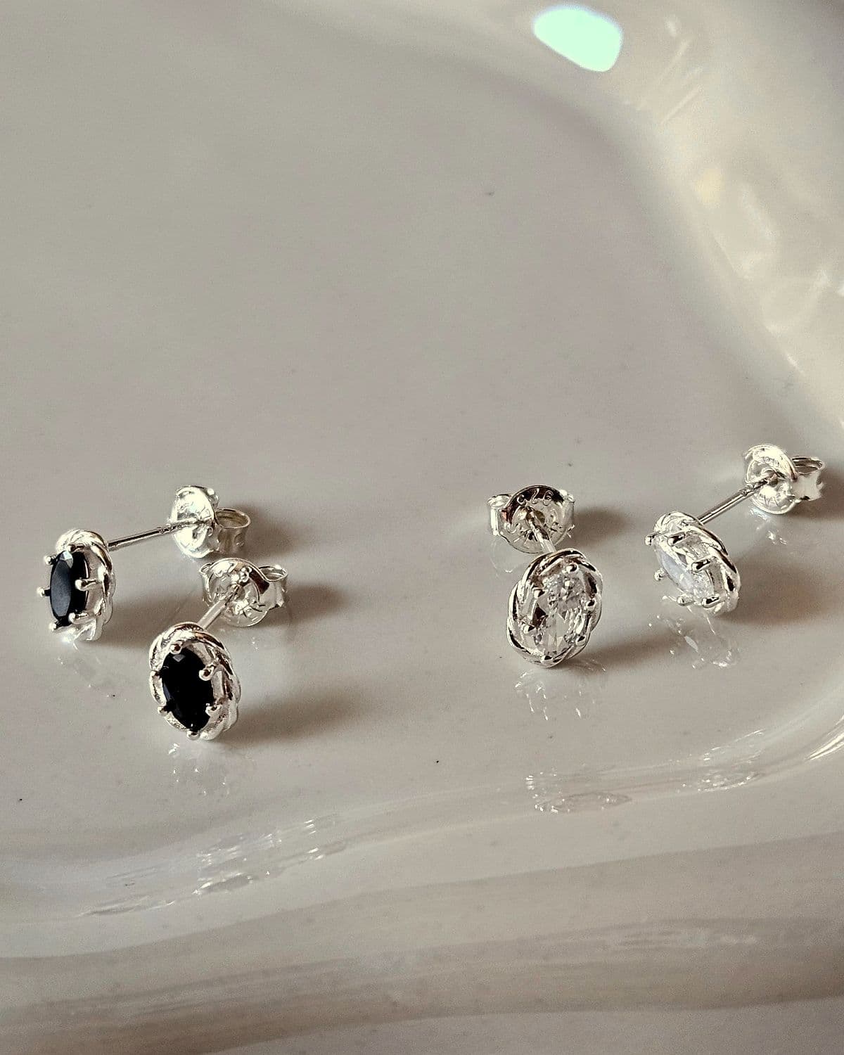 E Silver 925 Round Twisted Black and White Cubic Earrings - 이미지 1