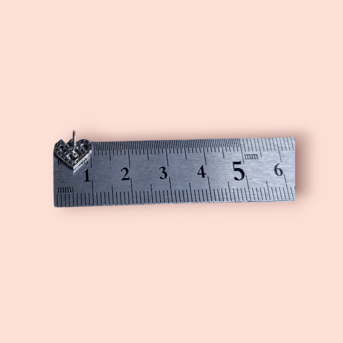 Heart Cubic Stud Earrings - 이미지 4