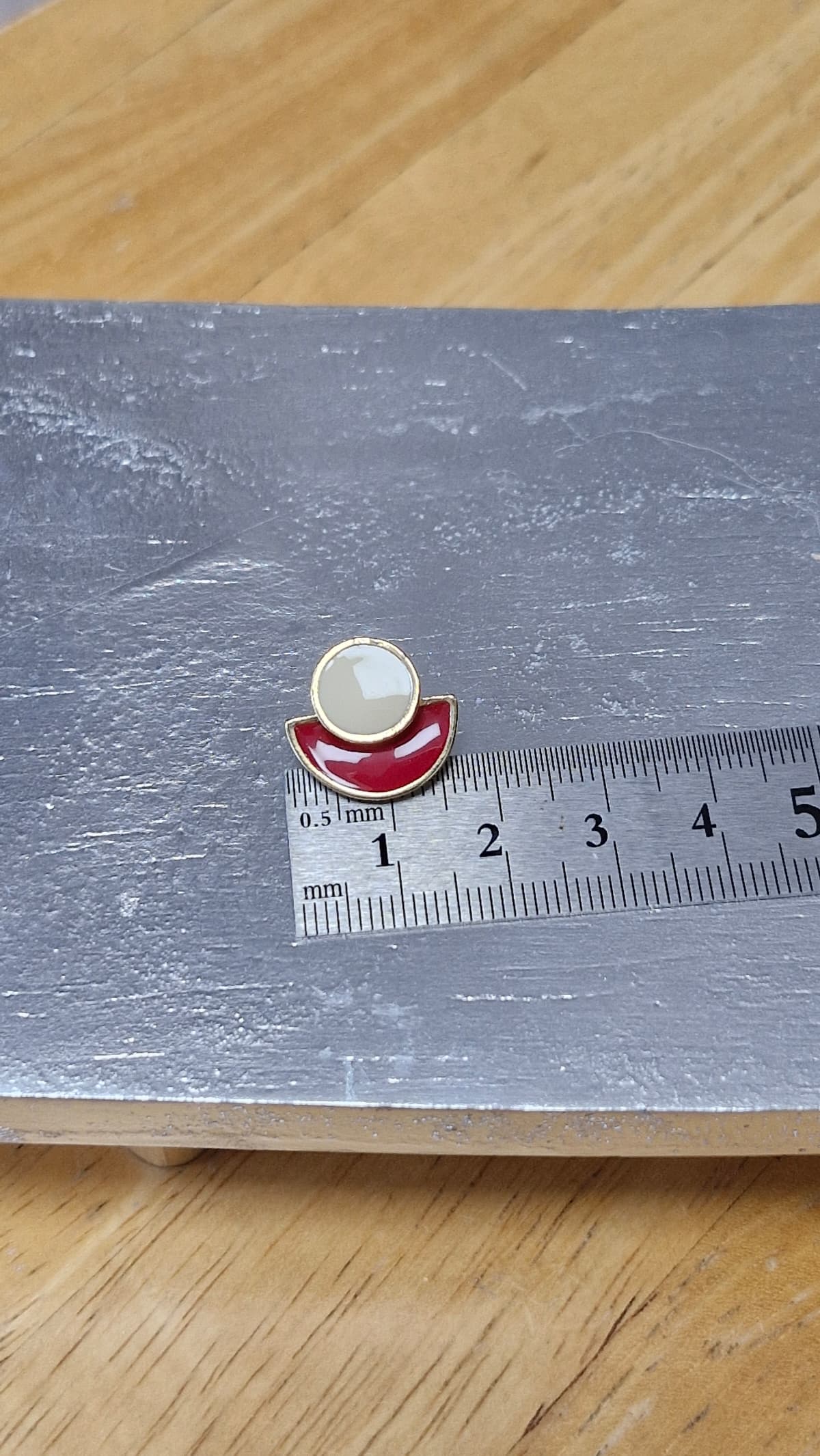 Two-tone crescent-shaped circular point stud earrings - 이미지 5