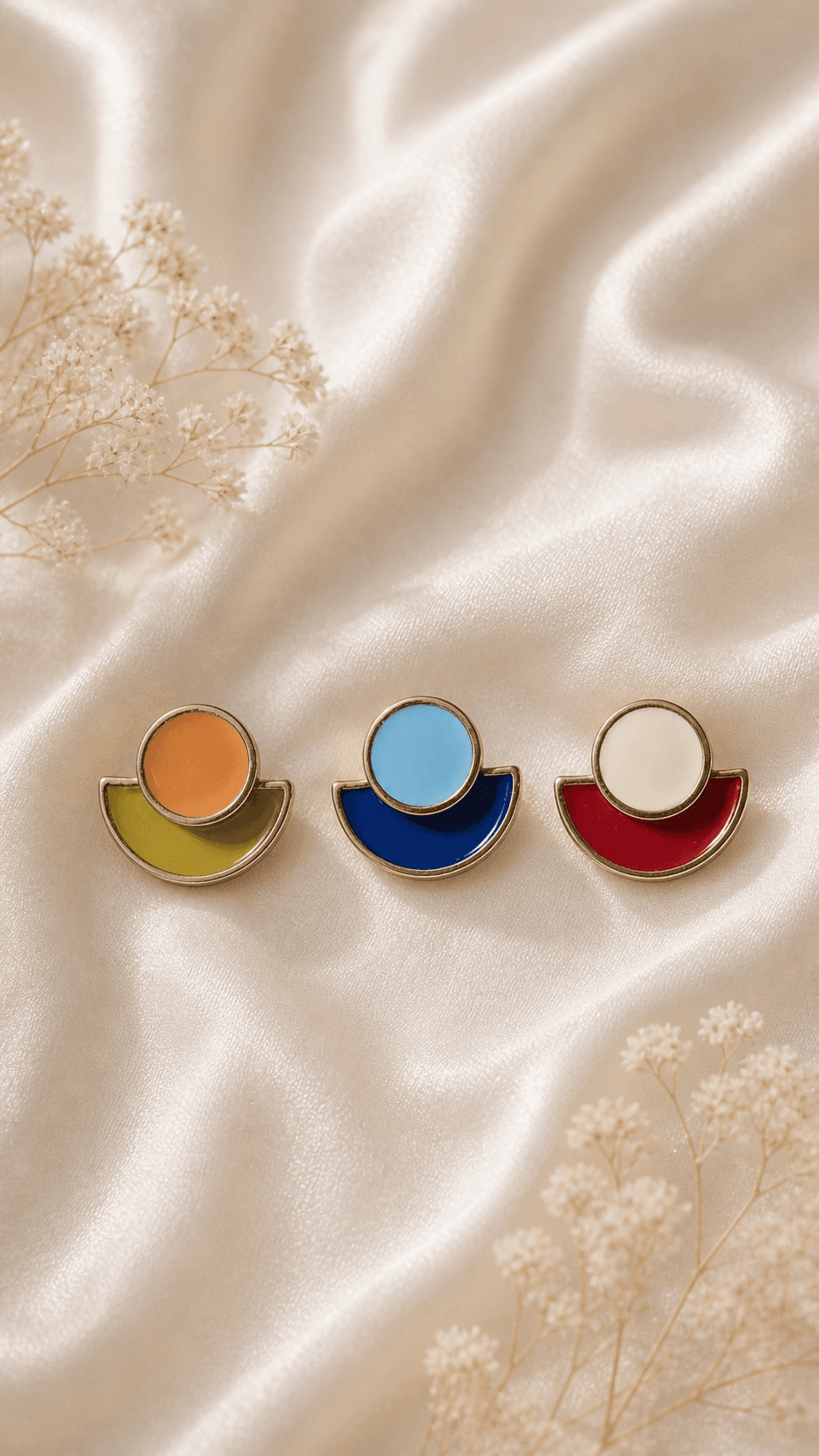 Two-tone crescent-shaped circular point stud earrings - 이미지 1