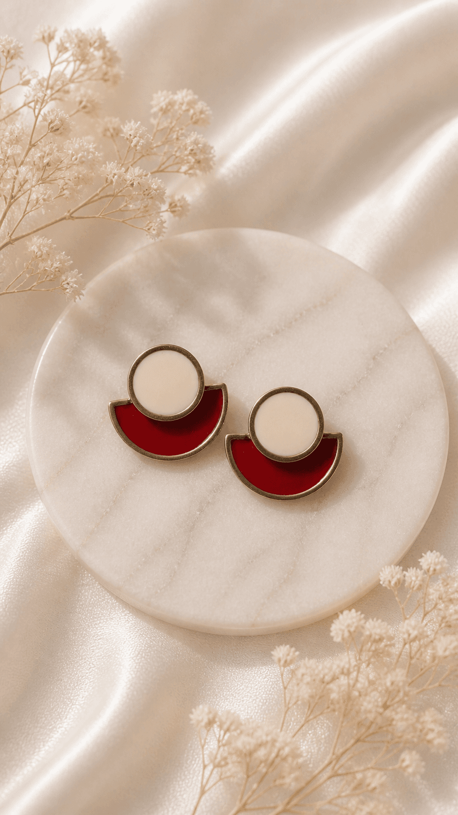 Two-tone crescent-shaped circular point stud earrings - 이미지 2