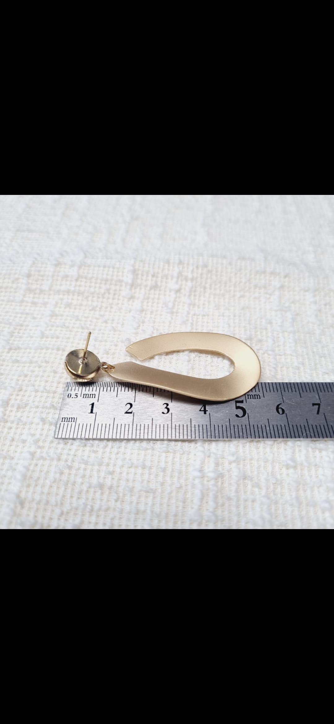 Matte gold oval drop earrings - 이미지 3