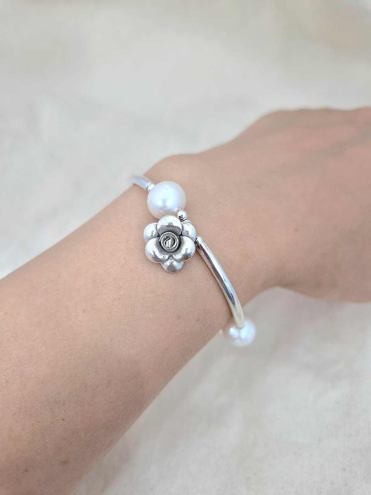Freshwater Pearl Flower Silver Banding Bracelet - 이미지 5