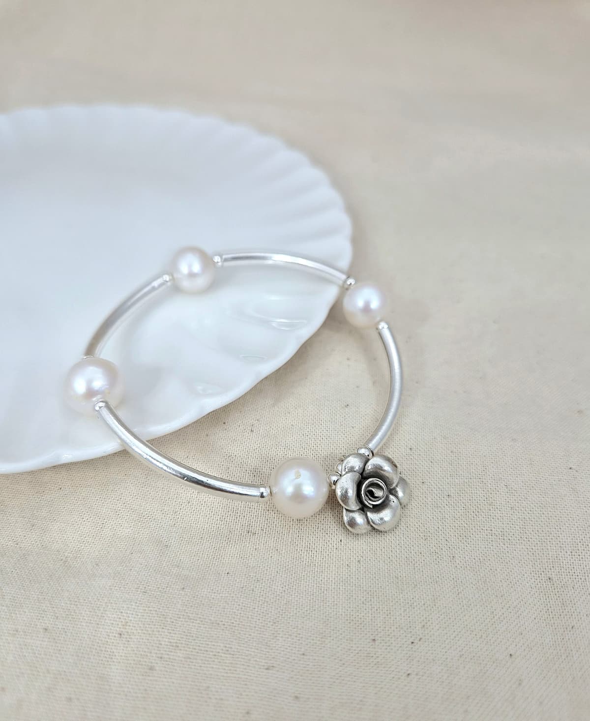 Freshwater Pearl Flower Silver Banding Bracelet - 이미지 4
