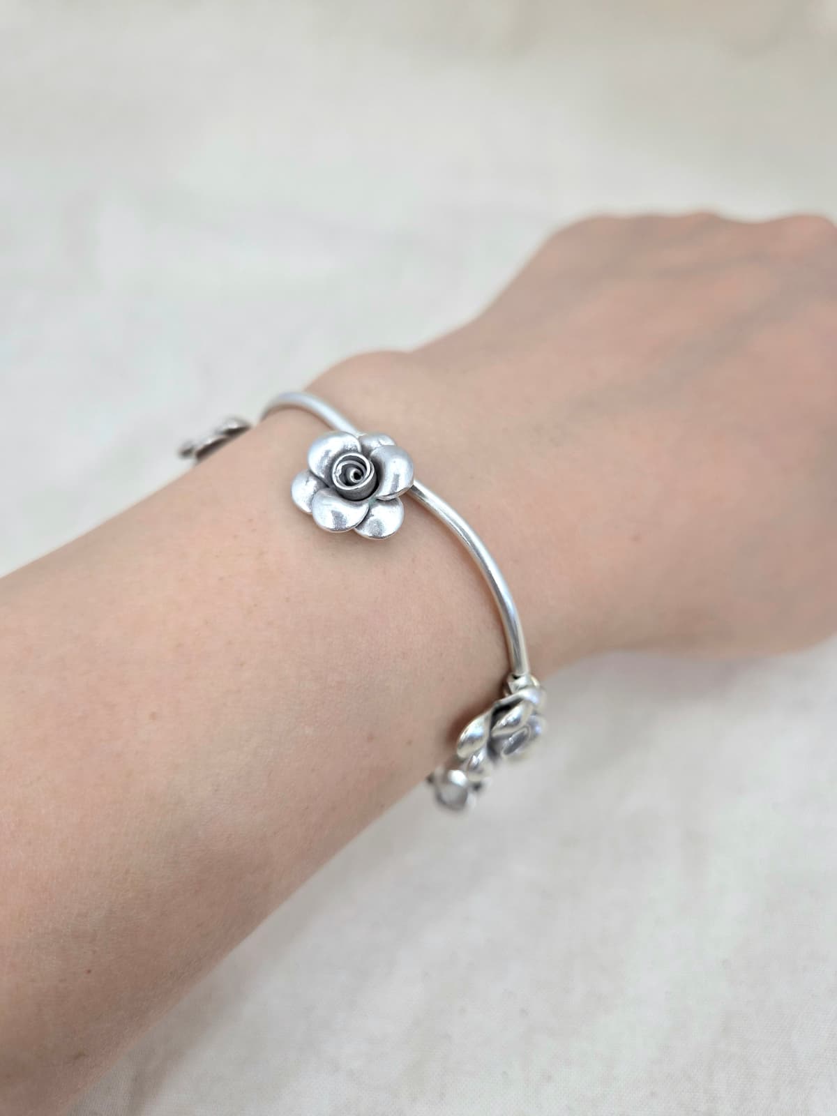 Silver rose banding bracelet - 이미지 4