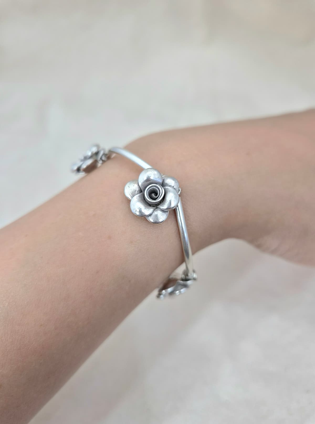 Silver rose banding bracelet - 이미지 2