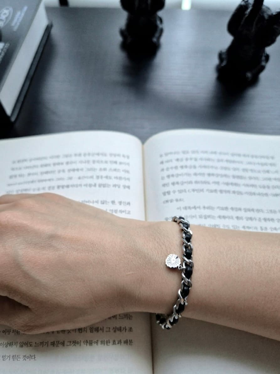 Surgical Steel Black Leather Chain Flower Charm Bracelet - 이미지 1
