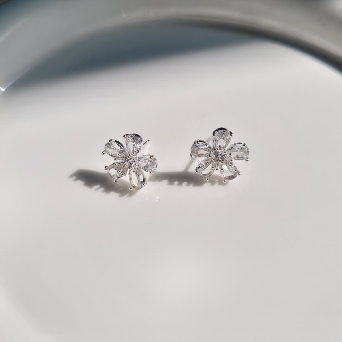 Big Flower Silver Stud Earrings - 이미지 2