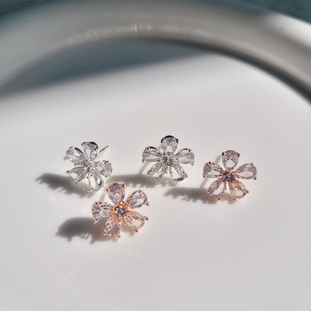 Big Flower Silver Stud Earrings - 이미지 1