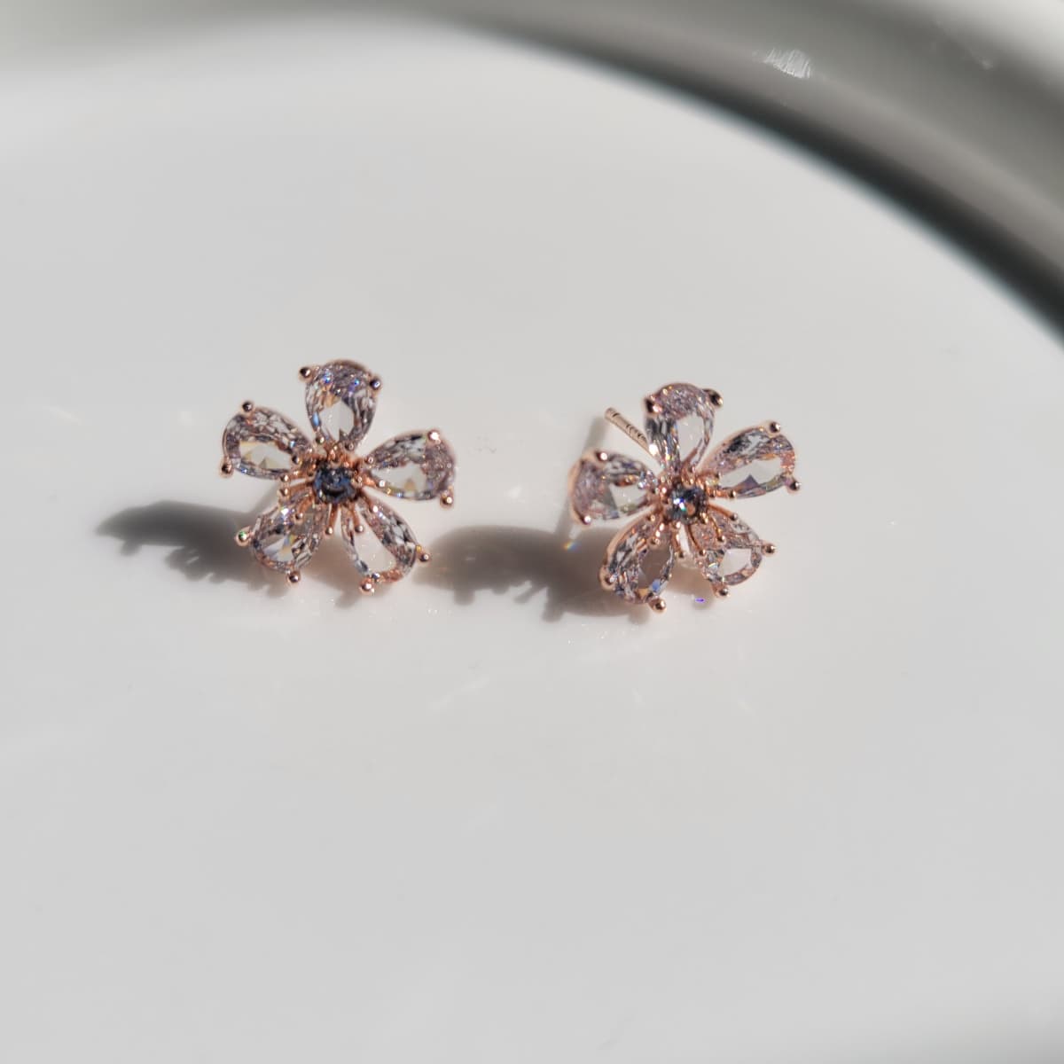 Big Flower Silver Stud Earrings - 이미지 3