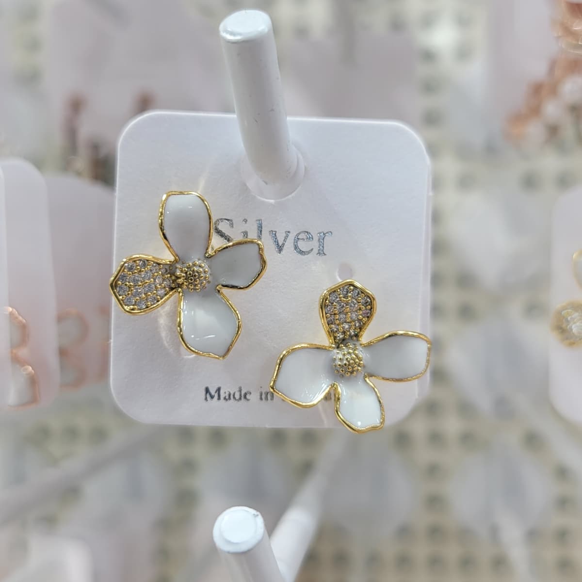 White Epoch Flower Silver Stud Earrings - 이미지 3