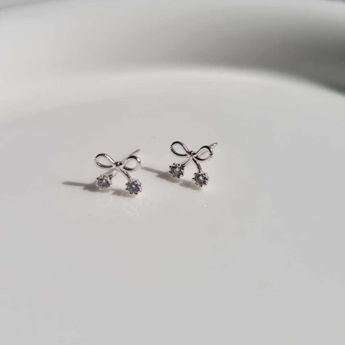 Cherry ribbon silver stud earrings - 이미지 4