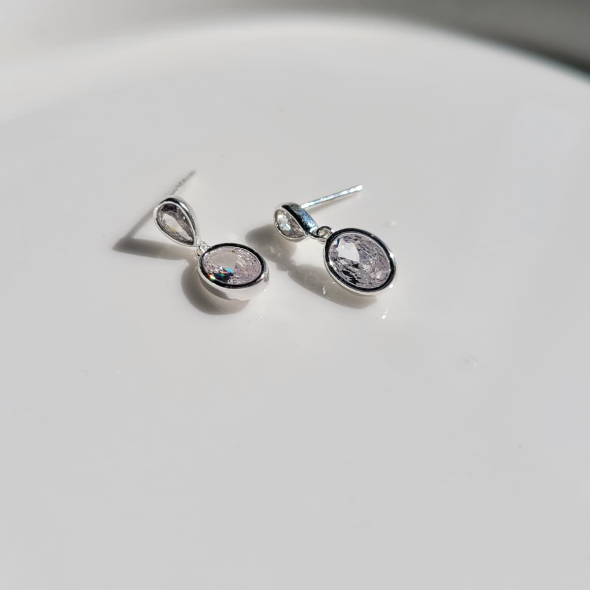 Teardrop silver stud earrings - 이미지 1