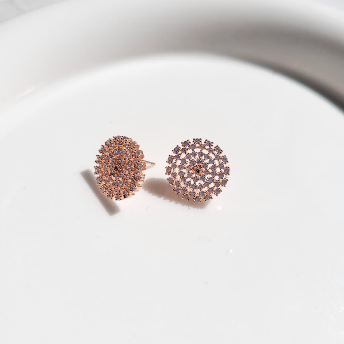 Bold Circle Silver Stud Earrings - 이미지 3