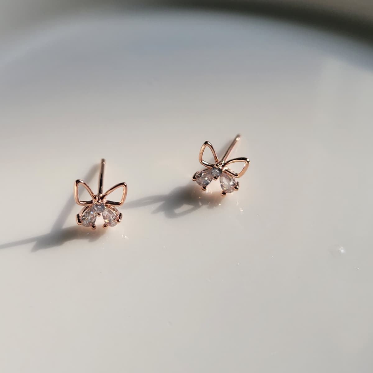 Butterfly wire silver stud earrings - 이미지 1
