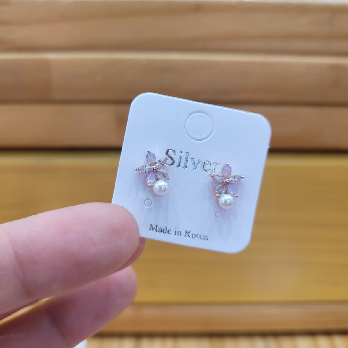 Opal Daffodil Silver Stud Earrings - 이미지 1