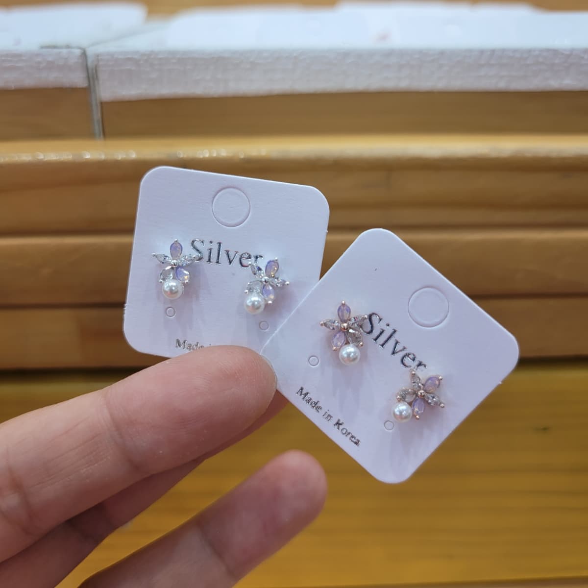Opal Daffodil Silver Stud Earrings - 이미지 2
